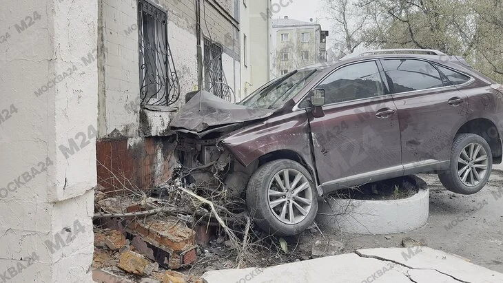 Lexus врезался в дом на Большой Грузинской улице Lexus врезался в дом на Большой Грузинской улице