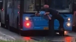 Водители электробусов помогли размять друг другу спины и стали звездами соцсетей Водители электробусов помогли размять друг другу спины и стали звездами соцсетей