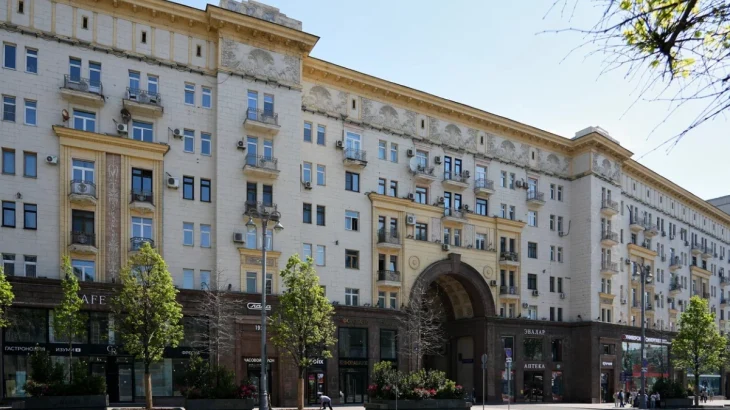Журналист Олег Леонов рассказал об инициативе вернуть скульптуры зданию на Тверской улице Журналист Олег Леонов рассказал об инициативе вернуть скульптуры зданию на Тверской улице