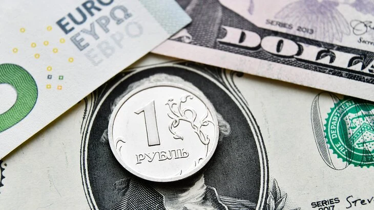 Внебиржевой курс доллара опустился до 77 рублей впервые с 2 марта Внебиржевой курс доллара опустился до 77 рублей впервые с 2 марта