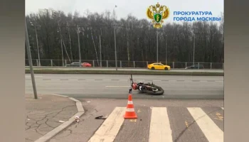 В Москве автомобиль сбил подростка на питбайке