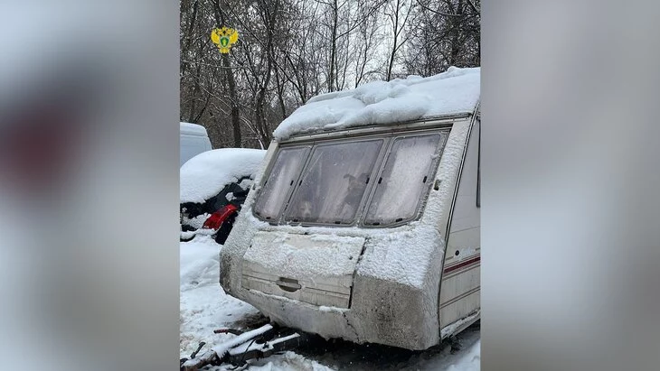 Пять собак обнаружили в запертом фургоне на севере Москвы