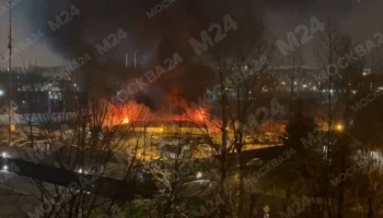 Баллоны взрываются в горящем складе на северо-востоке Москвы