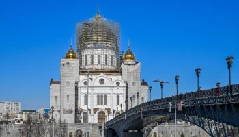 Собянин: Строительные лeса с куполов храма Христа Спасителя снимут летом