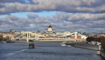 Мужчина спрыгнул со столичного Крымского моста на теплоход