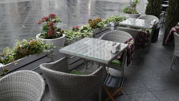 Ресторанам в Москве рекомендовали закрыть летние веранды из-за дождя и грозы Ресторанам в Москве рекомендовали закрыть летние веранды из-за дождя и грозы