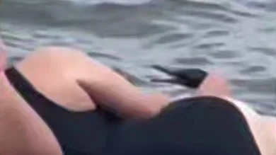 Женщина мучила баклана ради фото на мысе Вятлина во Владивостоке Женщина мучила баклана ради фото на мысе Вятлина во Владивостоке