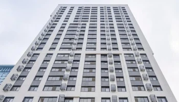 Более 100 семей переехали в новостройку по программе реновации на Авиационной улице
