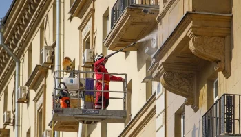 Коммунальные службы продолжают промывку фасадов и цоколей зданий в Москве