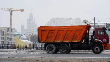 Городские службы продолжают ликвидировать последствия сильного снегопада