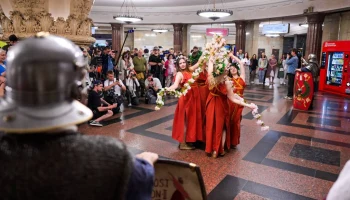 На &laquo;Курской&raquo; прошло выступление реконструкторов фестиваля &laquo;Времена и эпохи&raquo;