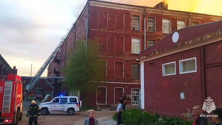 Пожар на швейной фабрике в Ногинске полностью потушили Пожар на швейной фабрике в Ногинске полностью потушили