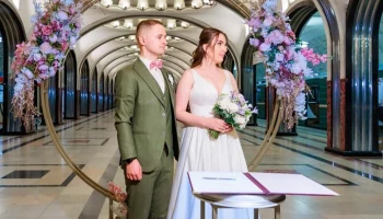 Первые в этом году летние свадебные церемонии прошли на станции "Маяковская"