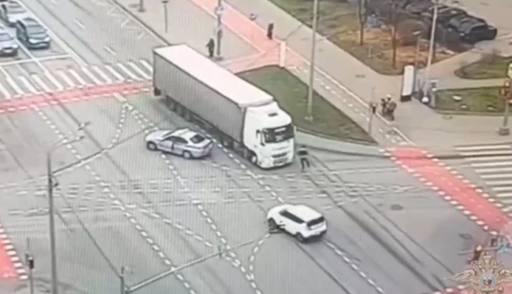 Инспектор ГАИ в Москве на ходу остановил фуру с водителем, потерявшим сознание Инспектор ГАИ в Москве на ходу остановил фуру с водителем, потерявшим сознание