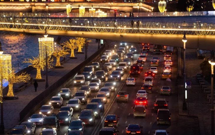 Москвичей призвали пересесть на городской транспорт из-за снегопада Москвичей призвали пересесть на городской транспорт из-за снегопада