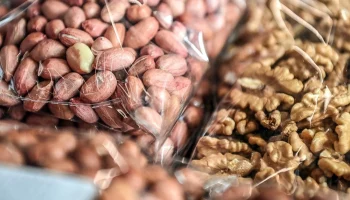 Участница столичной ярмарки помогает собирать адресные посылки для бойцов СВО