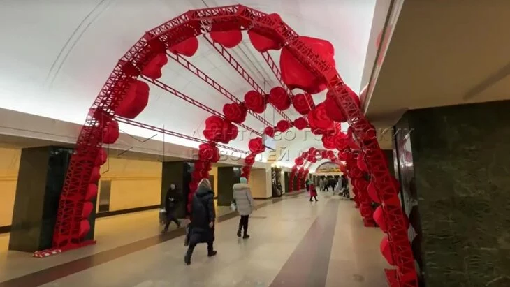 Свыше 500 бутонов роз украсили потолочный свод на станции метро "Трубная" к 8 Марта Свыше 500 бутонов роз украсили потолочный свод на станции метро "Трубная" к 8 Марта
