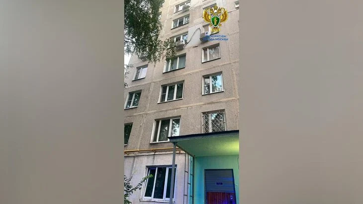 Девочка выпала из окна квартиры в Москве