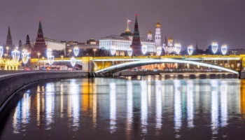 Девять столичных мостов украсили к Новому году и Рождеству