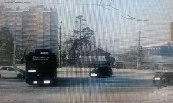 Два ребенка попали в больницу после ДТП с участием троллейбуса и легковушки в Чите