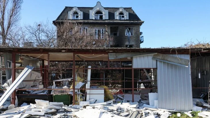 Минздрав сообщил, что 11 пострадавших при ударе ВСУ по Хорлам остаются в больницах Крыма Минздрав сообщил, что 11 пострадавших при ударе ВСУ по Хорлам остаются в больницах Крыма