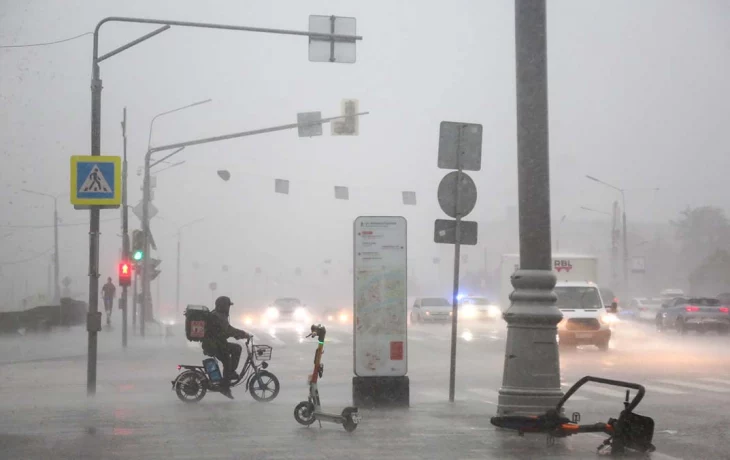 ЦОДД призвал москвичей пользоваться метро из-за дождя 8 августа