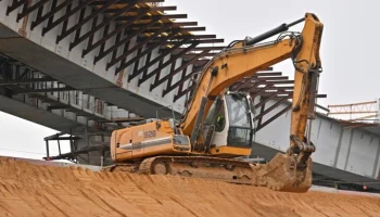 На путепроводе в створе Варшавского шоссе началось возведение подпорных стен и опор