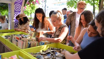 Названы самые продаваемые товары на винтажном маркете фестиваля &laquo;Лето в Москве&raquo;