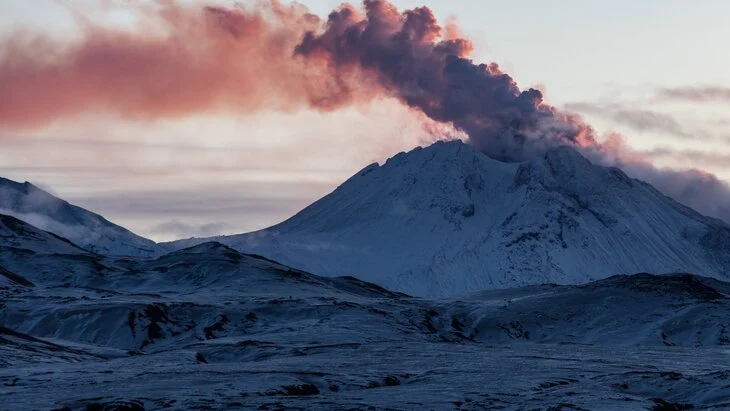 Первое в истории извержение вулкана Крашенинникова произошло на Камчатке Первое в истории извержение вулкана Крашенинникова произошло на Камчатке