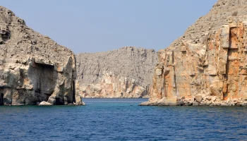 Иран разрешил проход через Ормузский пролив судам, везущим гуманитарную помощь