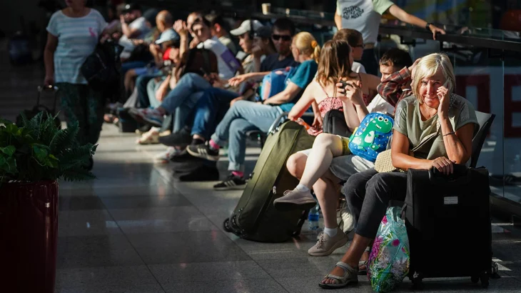 Россиян предупредили о краже данных через зарядку телефона в аэропортах и ТЦ Россиян предупредили о краже данных через зарядку телефона в аэропортах и ТЦ