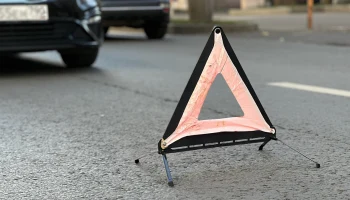 Автомобиль загорелся на 89-м километре внешней стороны МКАД, движение затруднено Автомобиль загорелся на 89-м километре внешней стороны МКАД, движение затруднено