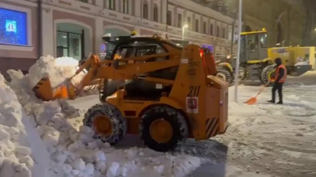 Городские службы в круглосуточном режиме ликвидируют последствия мощного снегопада Городские службы в круглосуточном режиме ликвидируют последствия мощного снегопада