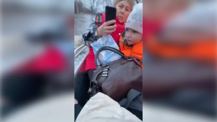 Лодка с детьми перевернулась при эвакуации в Самарской области Лодка с детьми перевернулась при эвакуации в Самарской области