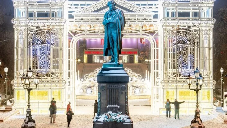 Восемь световых арок установили в центре Москвы в преддверии Нового года Восемь световых арок установили в центре Москвы в преддверии Нового года