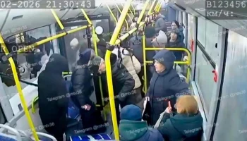 Дорожный знак оторвался и влетел в автобус из-за сильного ветра в Воронеже Дорожный знак оторвался и влетел в автобус из-за сильного ветра в Воронеже