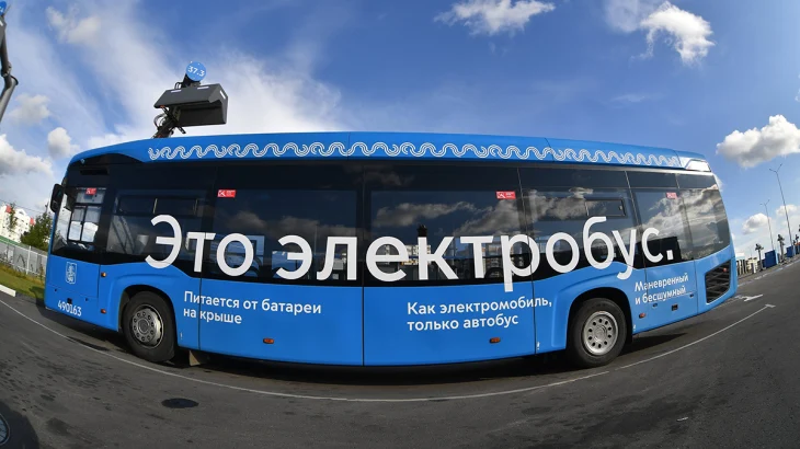 Электробус сбил пешехода, выбежавшего на красный сигнал светофора в Москве Электробус сбил пешехода, выбежавшего на красный сигнал светофора в Москве