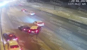 Несколько автомобилей столкнулись на МКАД после развязки с Волоколамским шоссе