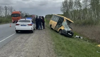 Автобус с детьми столкнулся с грузовиком в Омской области, один ребенок погиб