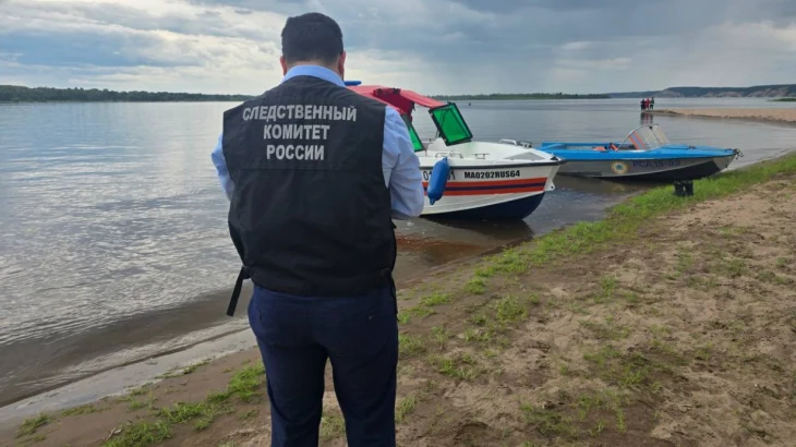 Мужчина под Саратовом утонул, пытаясь спасти сына, которого унесло течением Мужчина под Саратовом утонул, пытаясь спасти сына, которого унесло течением