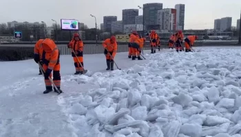 Работы по ворошению снега для ускорения его таяния организованы в Москве