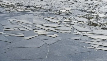 Мальчик провалился под лед и утонул в Астраханской области