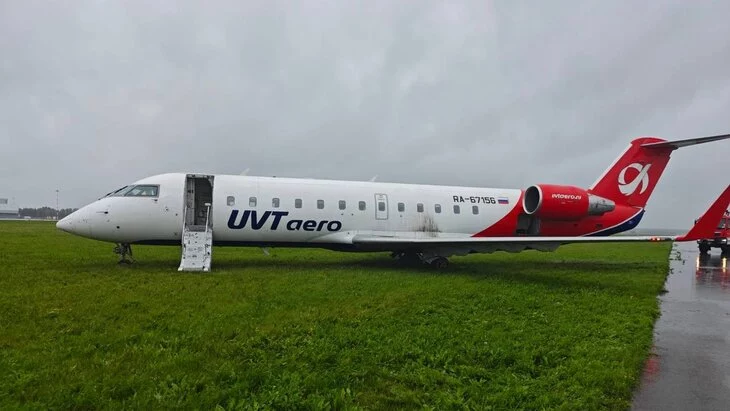Самолет в Екатеринбурге выкатился за пределы взлетно-посадочной полосы Самолет в Екатеринбурге выкатился за пределы взлетно-посадочной полосы