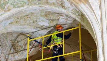 Специалисты обнаружили исторический цвет стен при ремонте Ленинградского вокзала