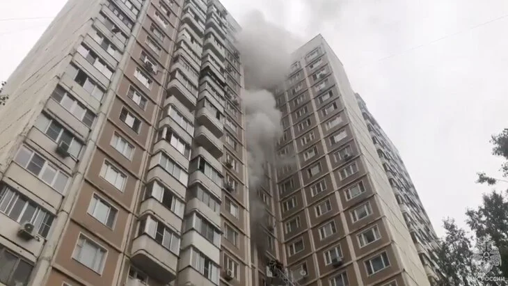 Восемь человек спасены из загоревшегося дома на западе Москвы Восемь человек спасены из загоревшегося дома на западе Москвы
