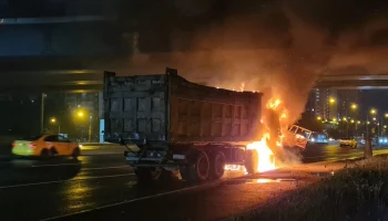 Грузовик загорелся на Каширском шоссе в Москве