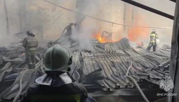 Пожар произошел на складе в Кашире на площади 7,5 тыс "квадратов"
