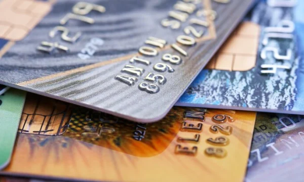 "Коммерсант": банки в РФ заблокировали миллионы карт с начала года