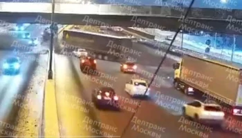 ДТП с грузовиком произошло на МКАД в районе развязки с улицей Верхние Поля