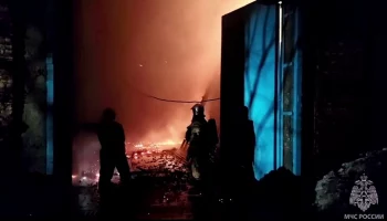 Пожарные локализовали возгорание в здании цеха в Мурманске